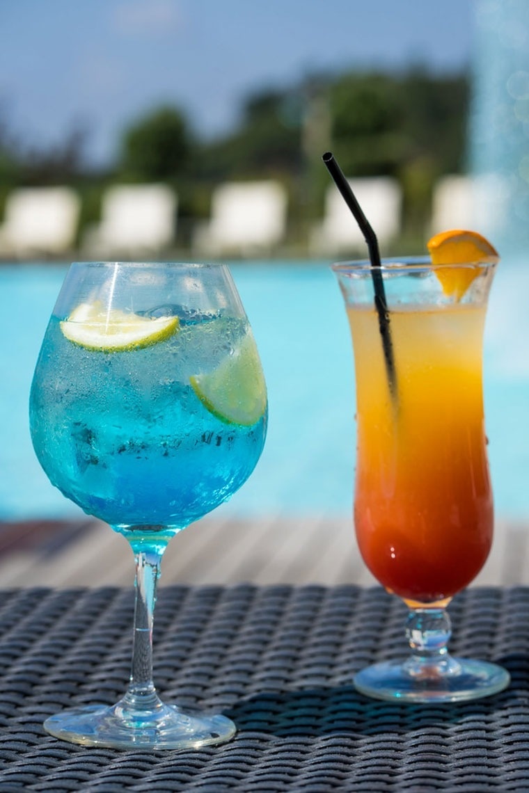 Coquetéis refrescantes à beira da piscina no Monchique Resort & SPA by Flagworld Hotels | Website oficial