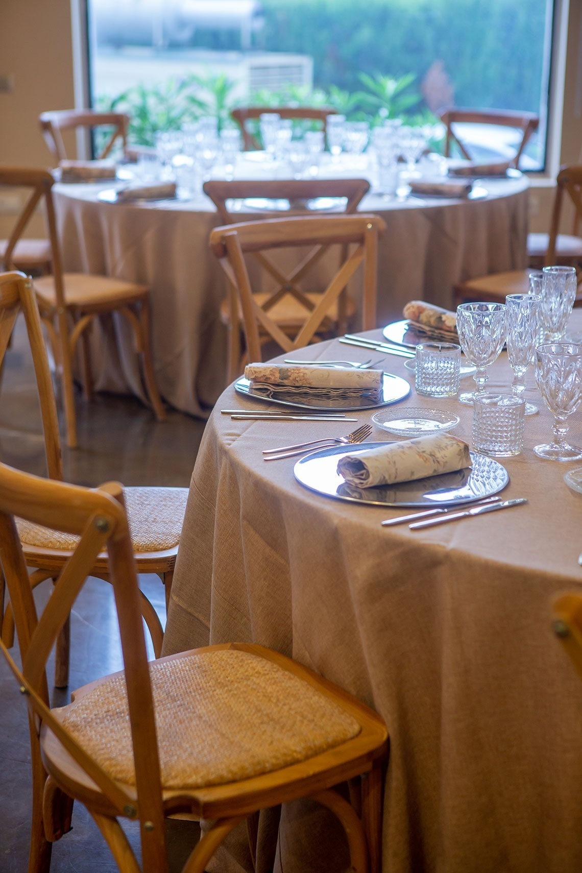 Elegante mesa de banquete en el Hotel Setting Valencia, lista para un evento especial.