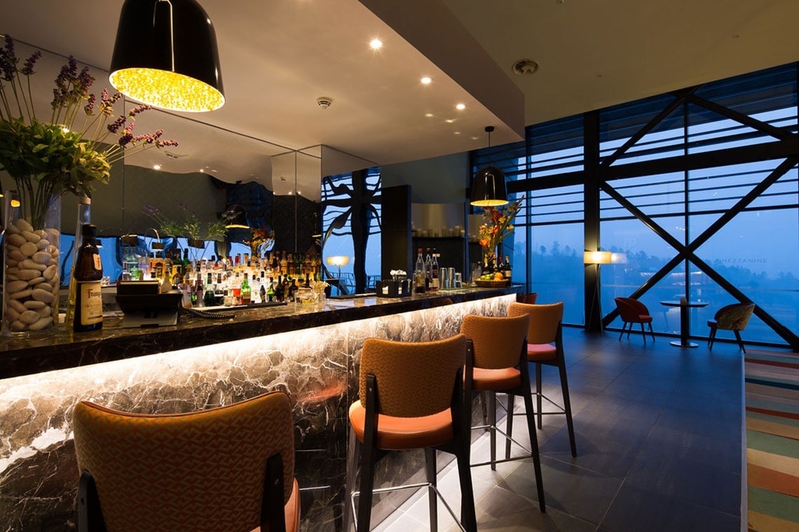 Bar moderno do Monchique Resort & SPA by Flagworld Hotels, com vista deslumbrante e assentos confortáveis.