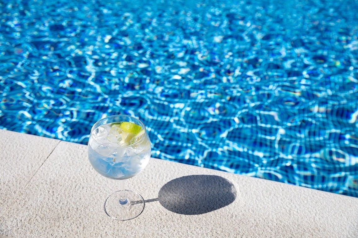 Refrescante drink com limão à beira da piscina, ideal para relaxar no Campanile Setúbal | Website oficial.