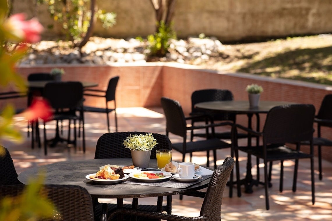 Pequeno-almoço exterior no Campanile Setúbal | Website oficial