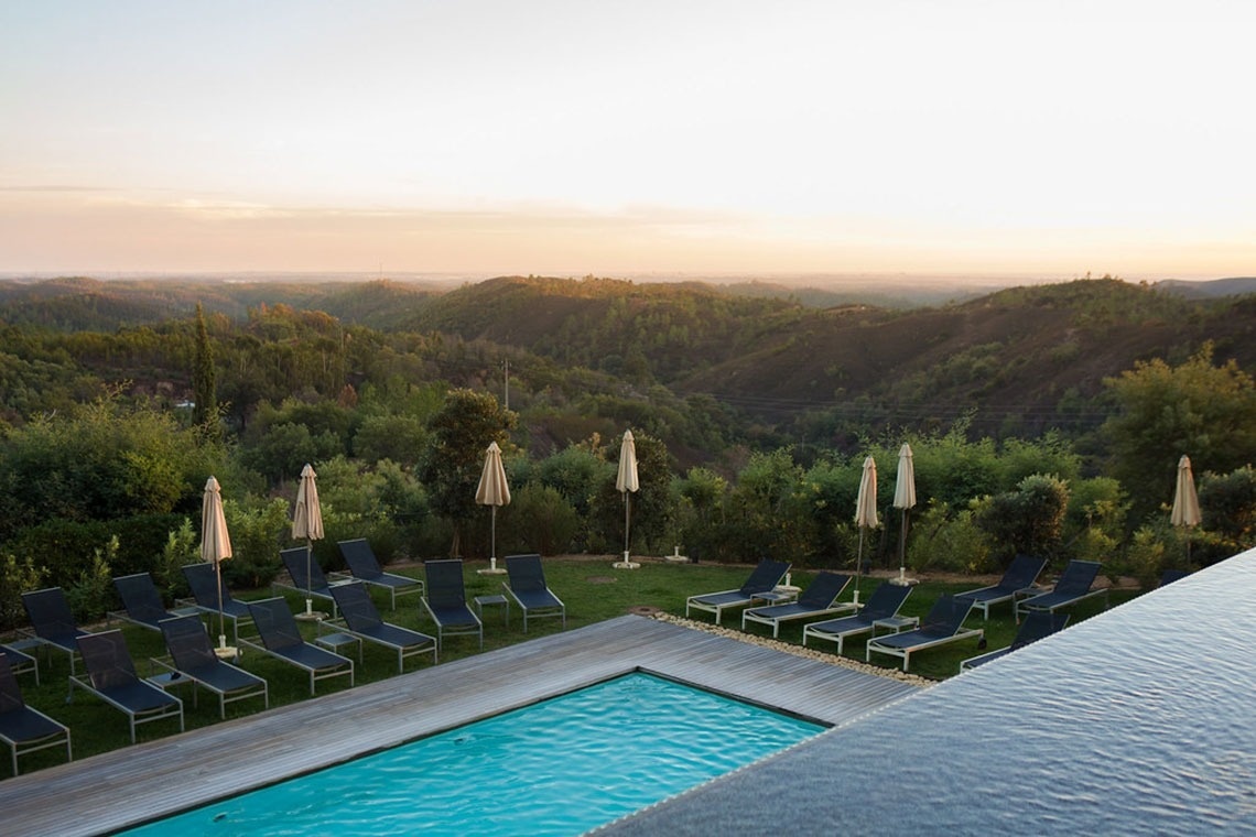 Piscina e espreguiçadeiras com vista para a paisagem de Monchique Resort & SPA by Flagworld Hotels