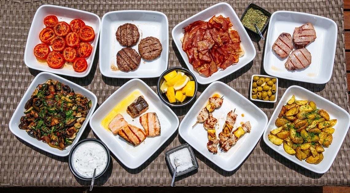 Pratos diversos: bacalhau, salmão, batatas, vegetais e espetadas no Monchique Resort & SPA by Flagworld Hotels.