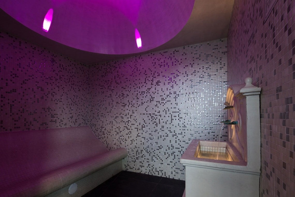 SPA Monchique Resort & SPA by Flagworld Hotels: Sauna com iluminação violeta e banco curvo.
