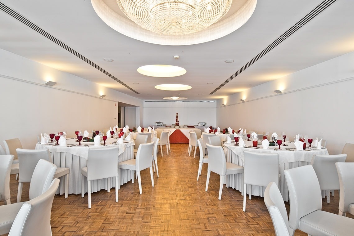 Salão de eventos no Flag Hotel Porto-Maia: mesas postas com elegância para eventos corporativos e sociais.