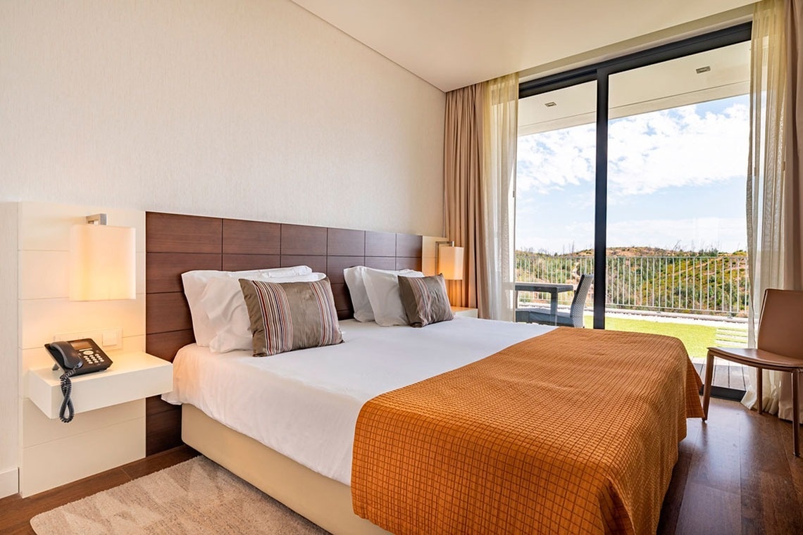 Quarto moderno com vista para Monchique Resort & SPA. Website oficial.