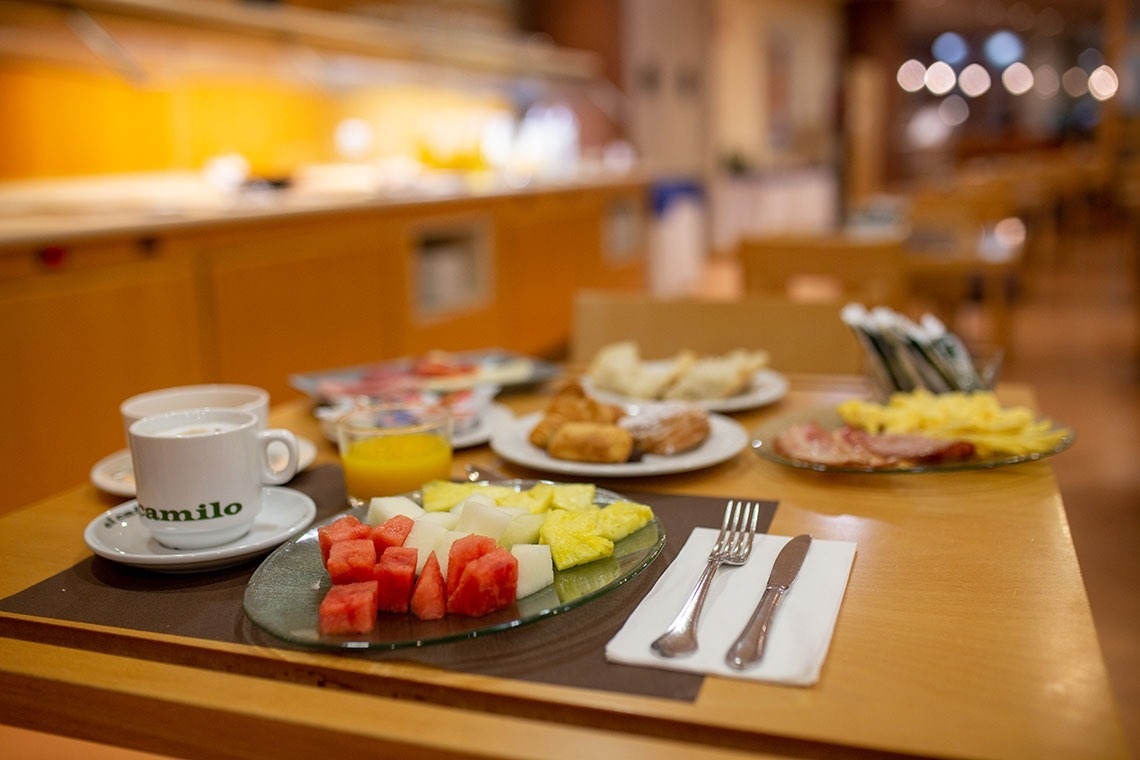 Desayuno buffet en hotel. Frutas, café y bollería en Flag Hotel Valencia.