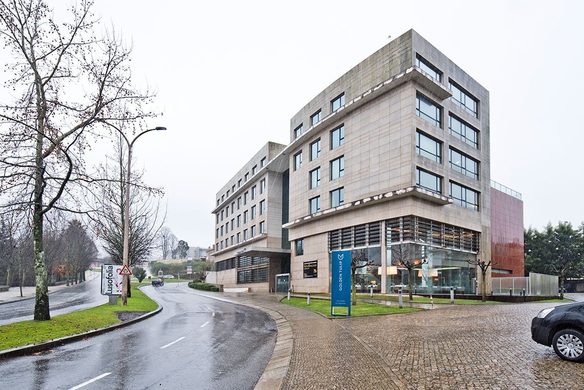 Golden Tulip Sao Joao da Madeira: Modern hotel exterior with paved courtyard.
