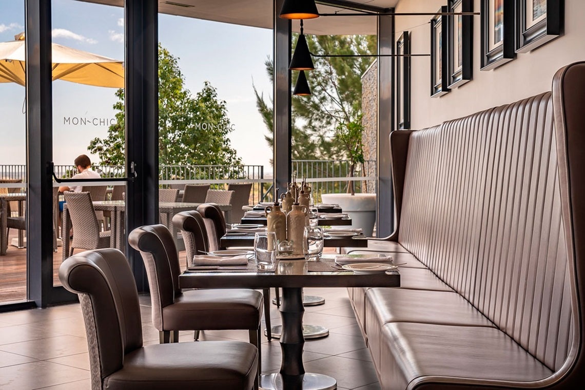 Interior elegante do Monchique Resort & SPA by Flagworld Hotels com mesas postas.