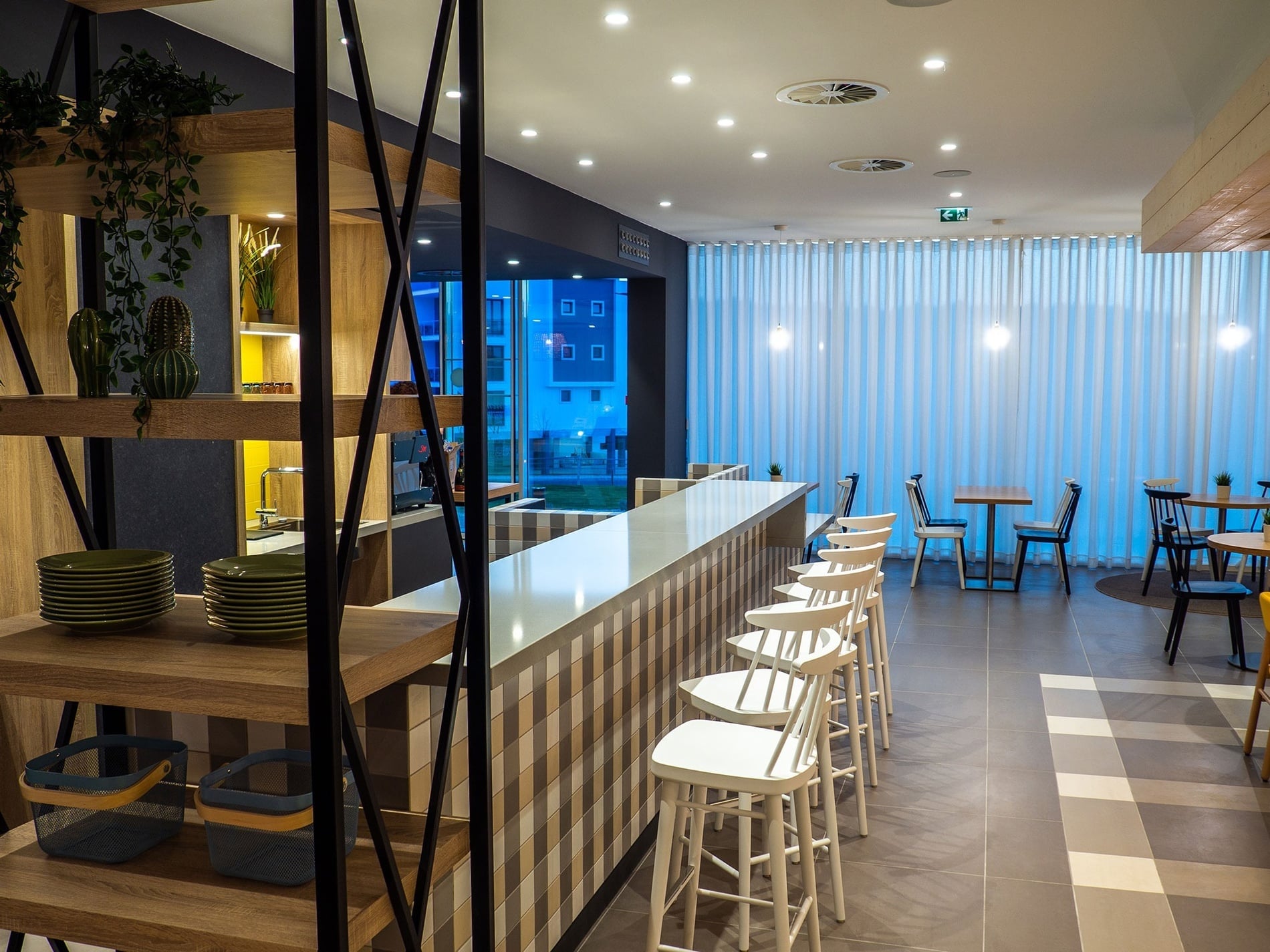 Modern hotel bar with stools and seating, Flag Hotel Caldas da Rainha.