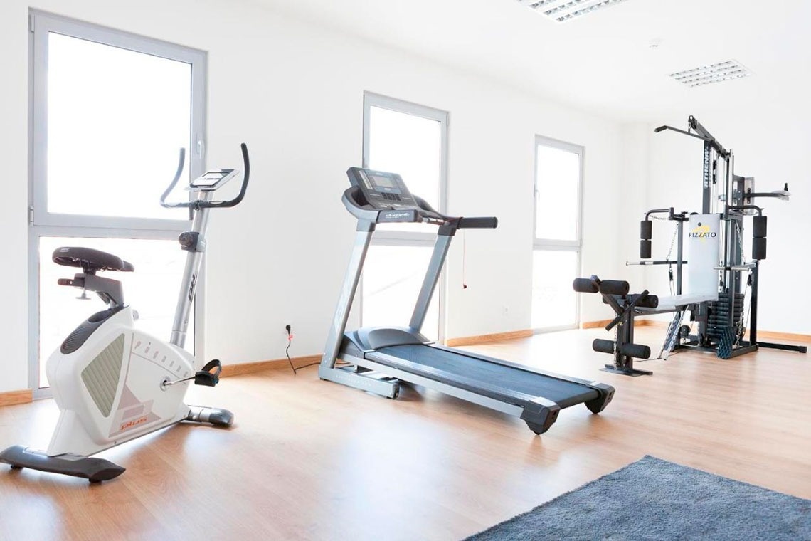 Academia completa no Flag Hotel Aljustrel | Website oficial: Bicicleta ergométrica, esteira e musculação.