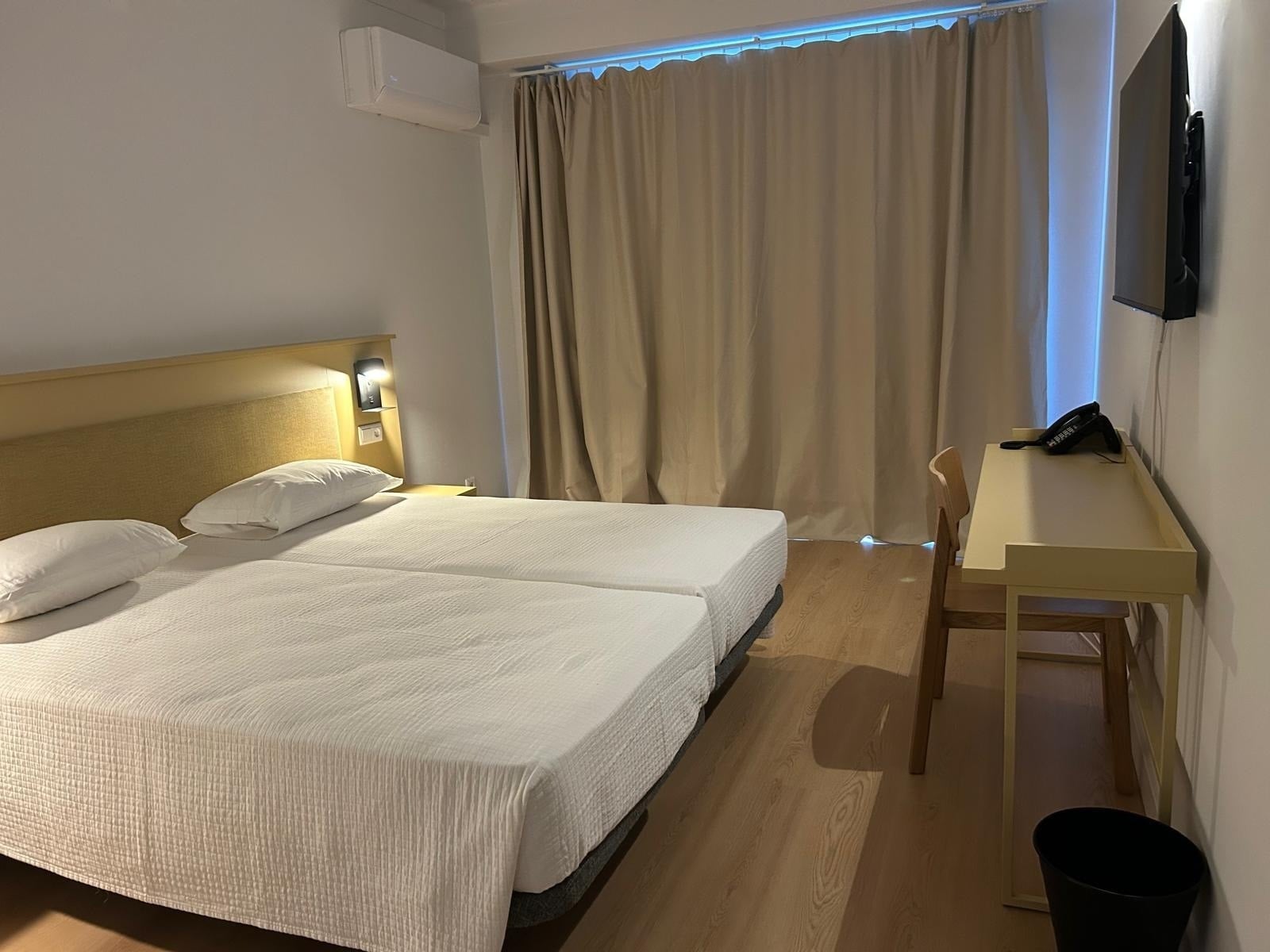 Habitación doble con TV y escritorio | Hotel Campo Maior Oficial
