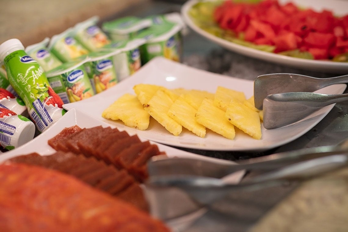 Buffet de café da manhã no Campanile Setúbal: frutas frescas, iogurtes e mais.