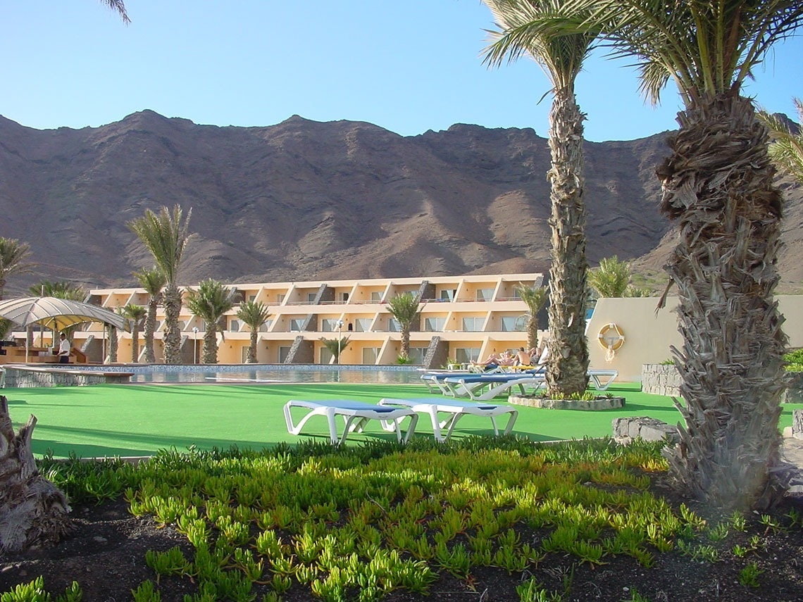 Hotel Lam Foya Branca: piscina, palmeiras e vista montanhosa.