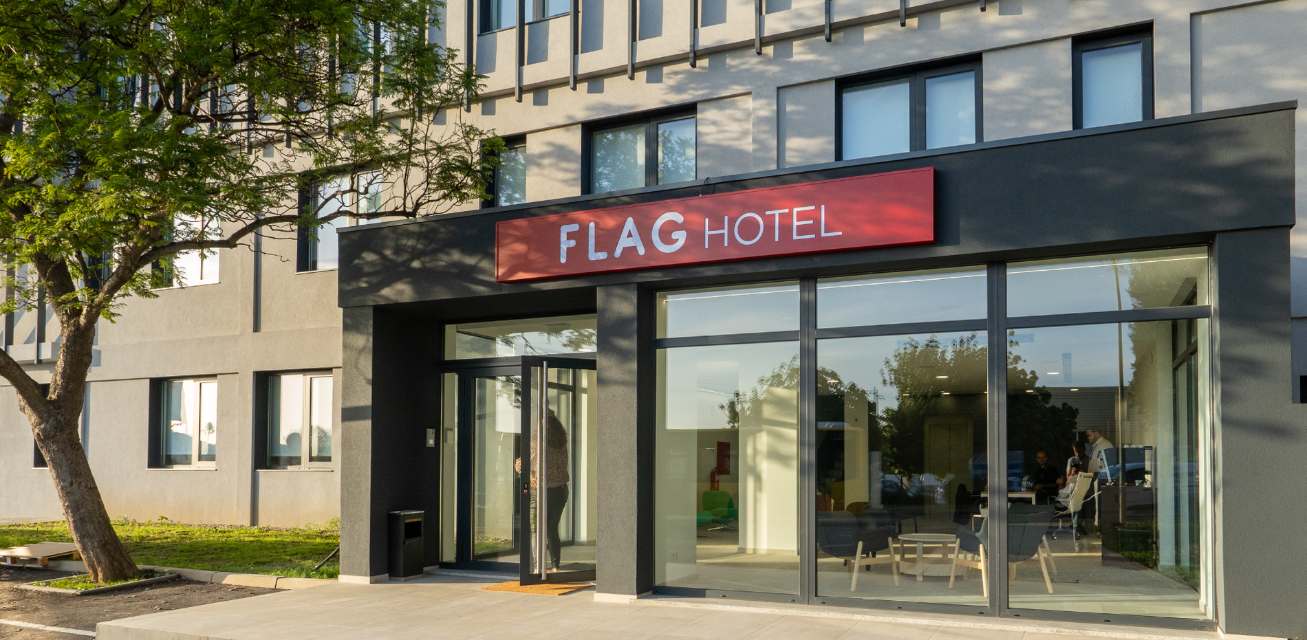 a entrada do flag hotel com um sinal vermelho