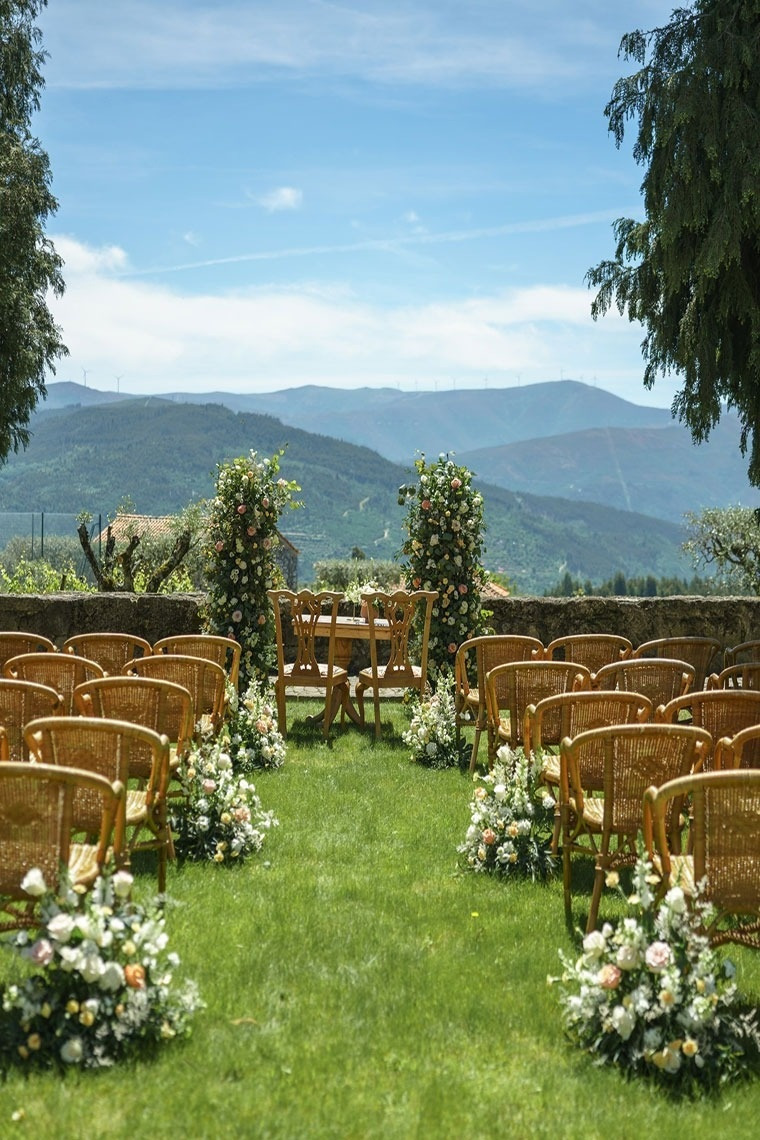Ceremonia al aire libre en Lam Hotel Convento do Desagravo, con sillas de mimbre y flores.