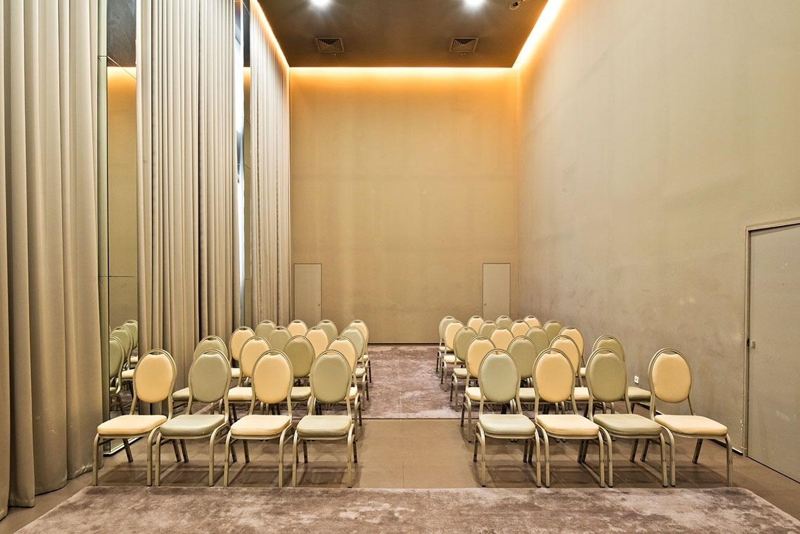 Conference hall at Golden Tulip Sao Joao da Madeira, with chairs and modern lighting.