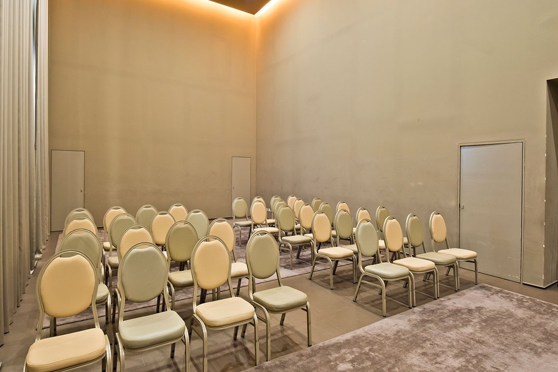 Conference room chairs at Golden Tulip Sao Joao da Madeira | Official website