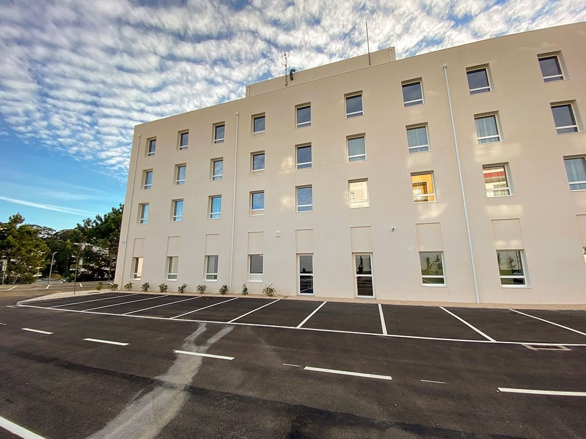 Flag Hotel Caldas da Rainha: Modern hotel facade with parking.