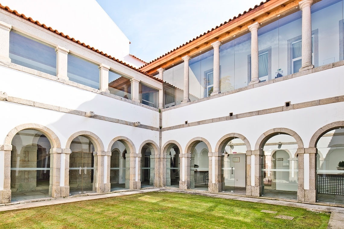 Patios del Lam Hotel Convento do Desagravo con arcos y jardín verde.