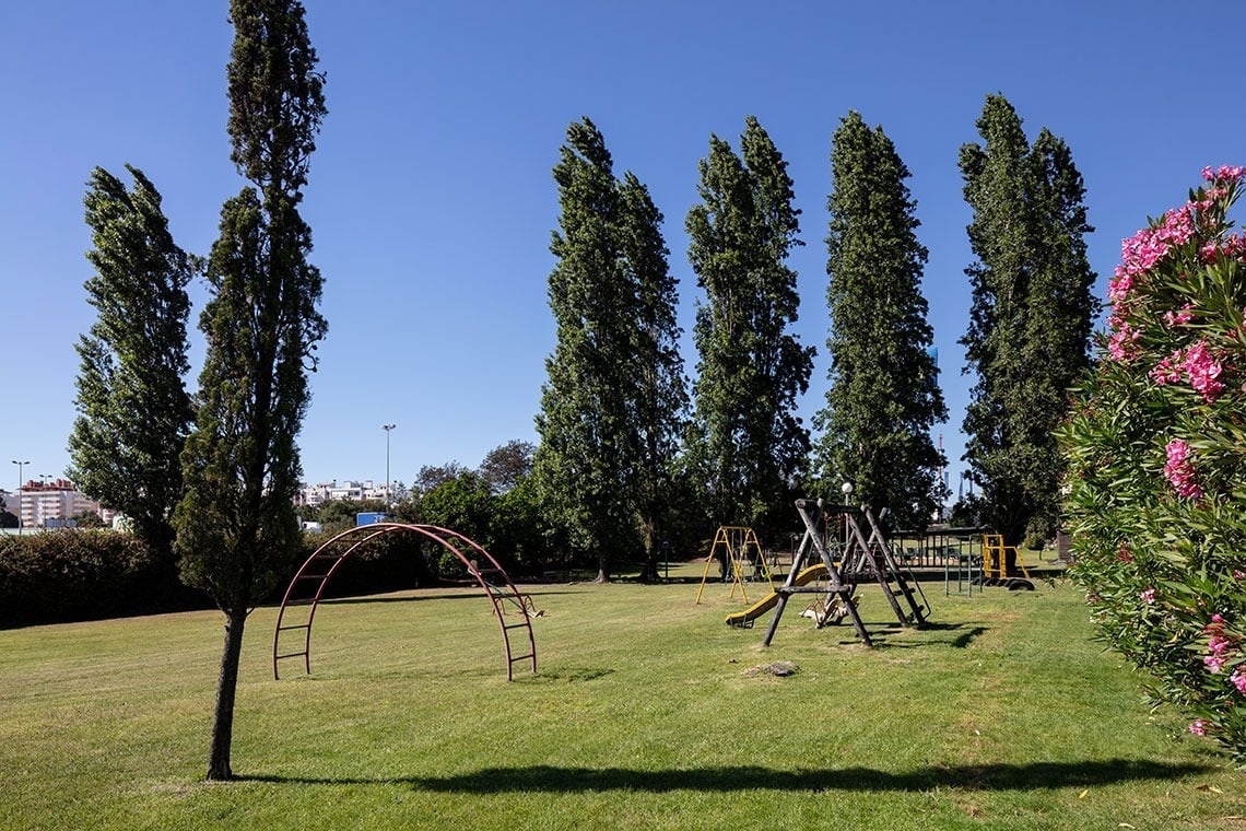 Parque infantil ao ar livre com baloiços e escorrega, perto do Campanile Setúbal | Website oficial