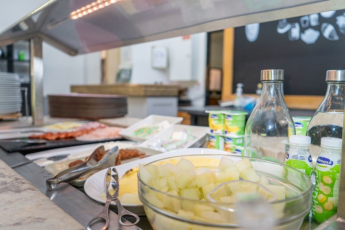 Buffet de pequeno-almoço do Campanile Setúbal | Frutas frescas, iogurtes e bebidas.