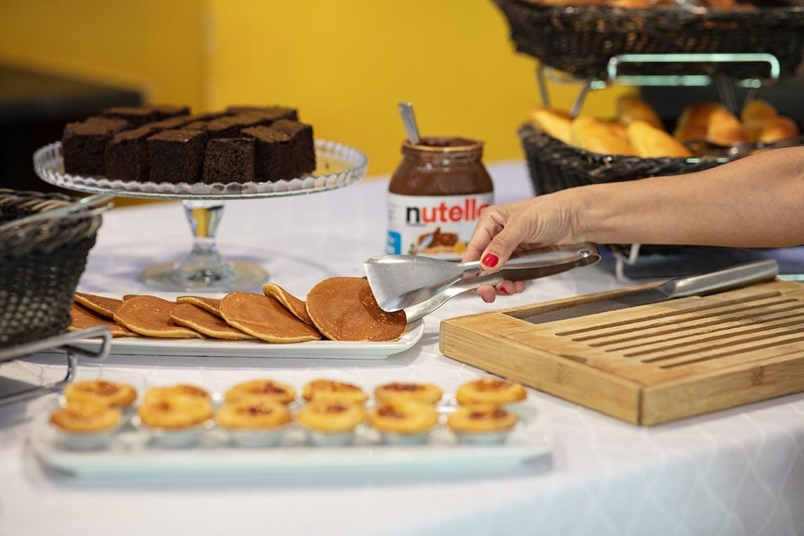 Pequeno-almoço buffet: panquecas, brownies e pastéis de nata no Campanile Setúbal.