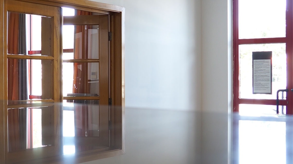 Piso espelhado e porta de vidro com cortinas em Flag Hotel Porto-Maia | Website oficial