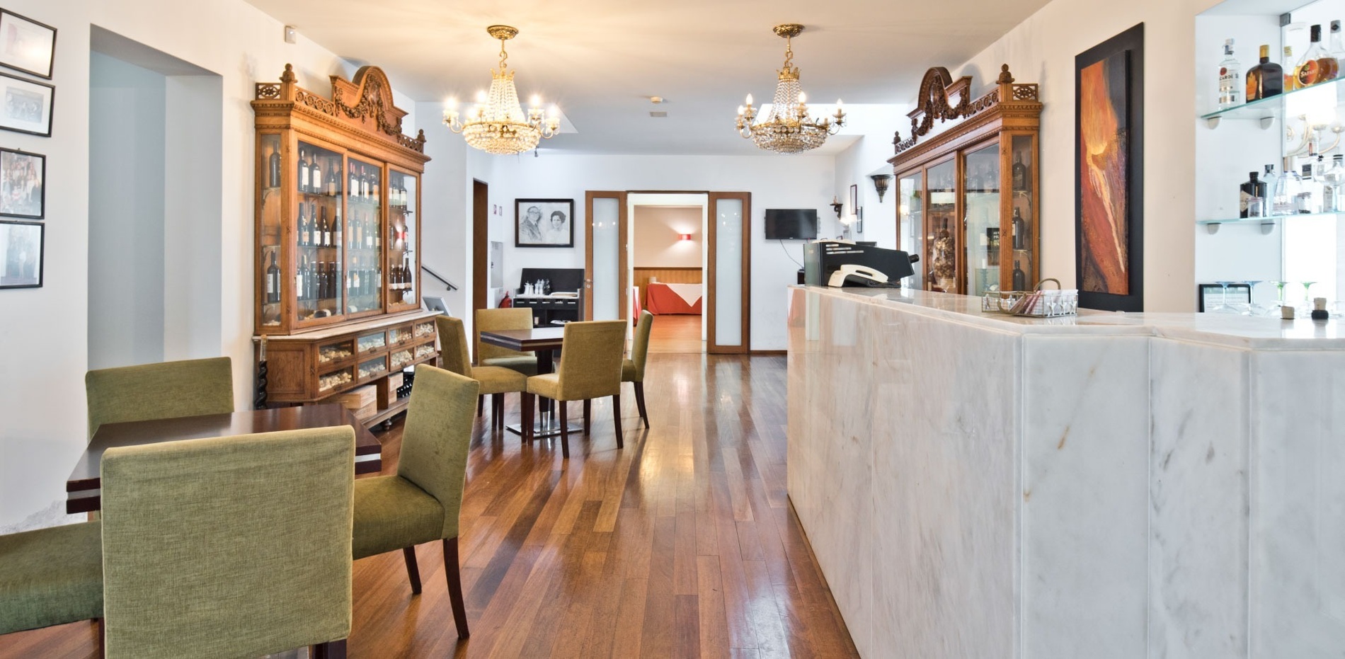 uma sala de jantar com mesas e cadeiras e um bar