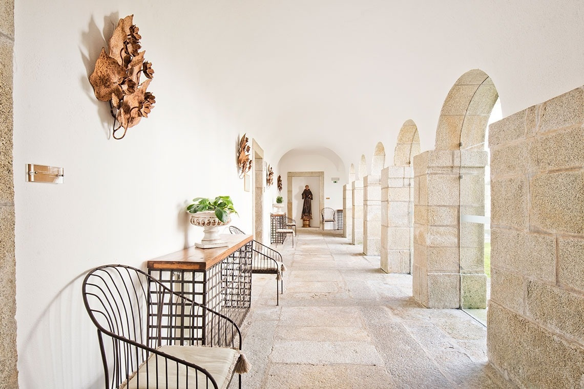 Pasillo interior con encanto en Lam Hotel Convento do Desagravo. Terraza y arte.