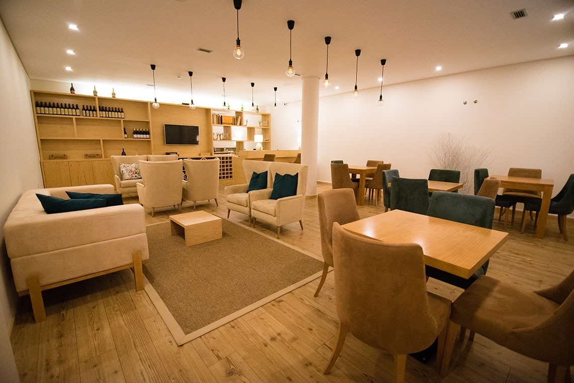 Relaxing lounge and dining area at Lam Hotel Celorico de Basto | Official website