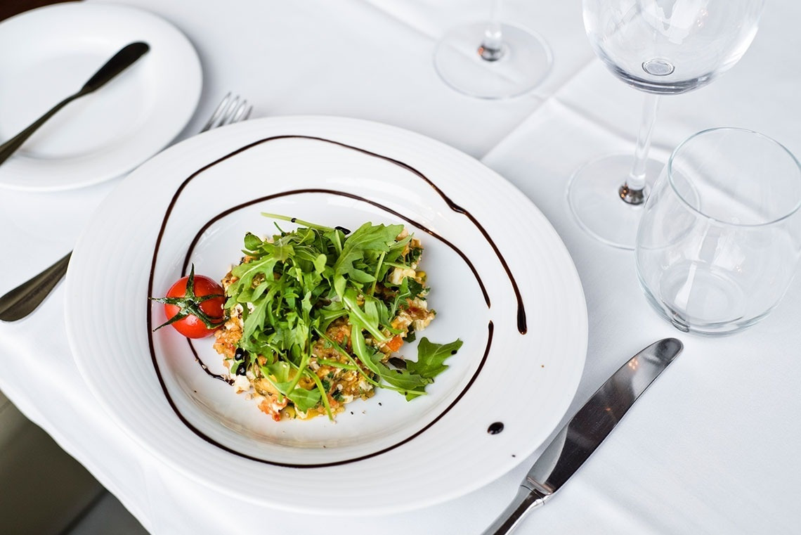 Golden Tulip Sao Joao da Madeira: Elegant dish with arugula salad and cherry tomato.