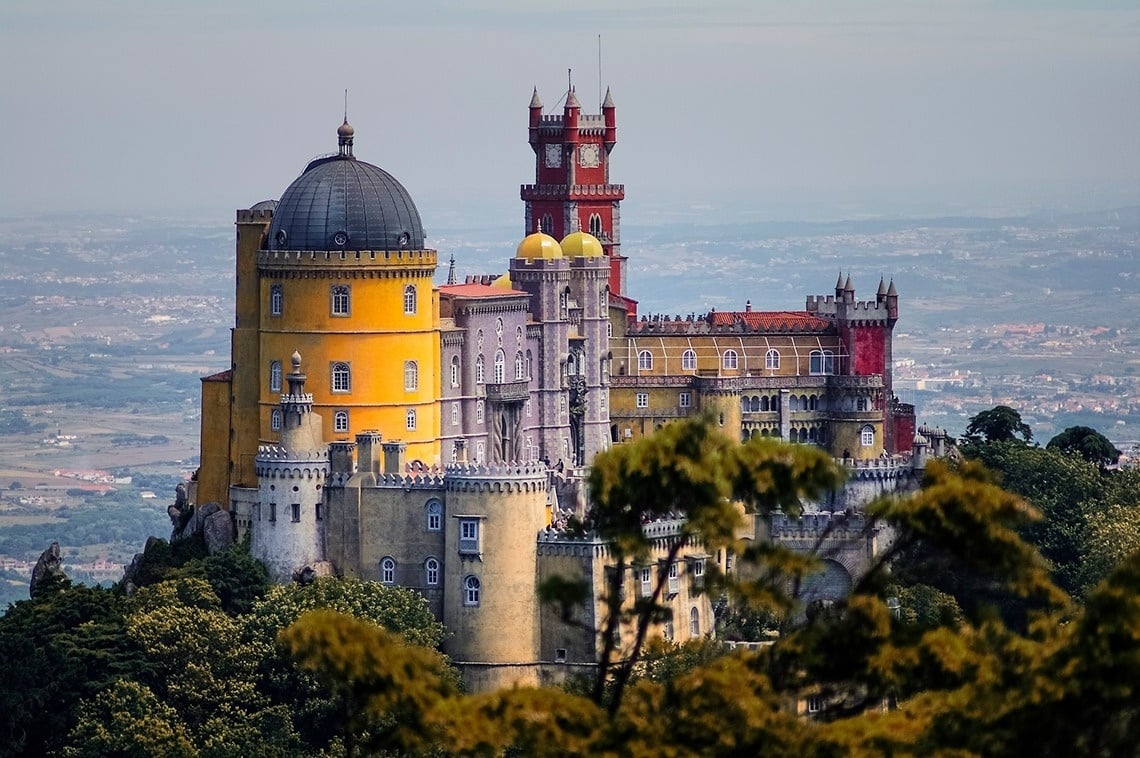 una ciudad llena de edificios blancos y palmeras