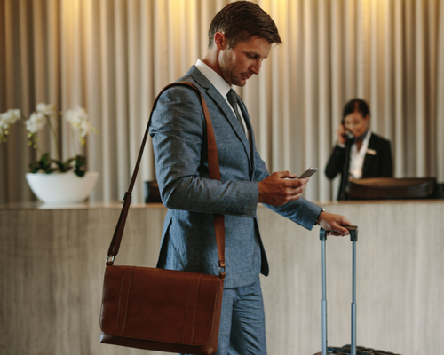 um homem está brincando com dois cachorros na praia .