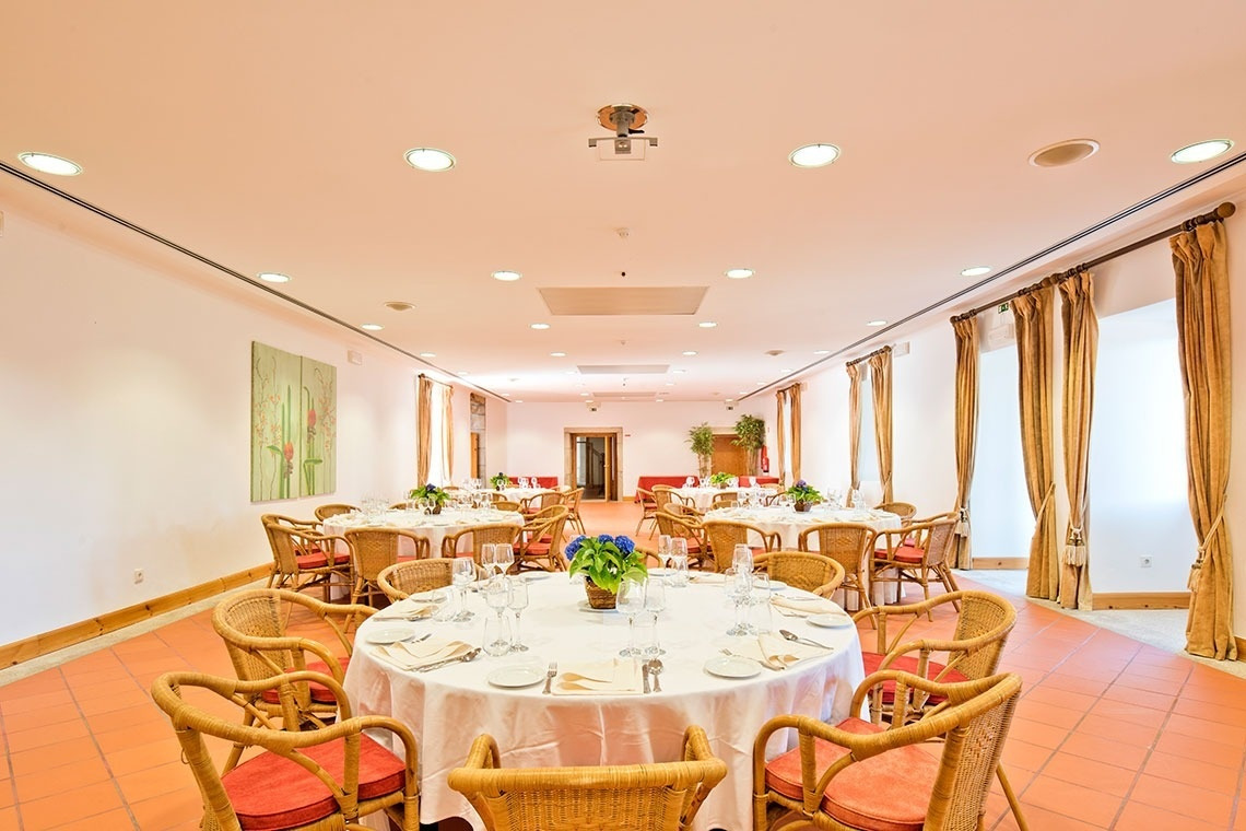 Salón de banquetes con mesas puestas en el Lam Hotel Convento do Desagravo.