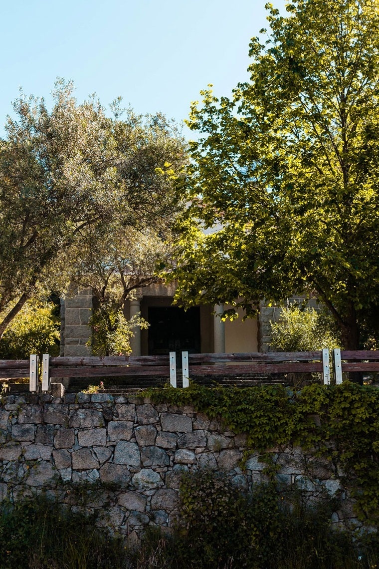 Monchique Resort & SPA: Fachada em pedra com jardim e vista para a natureza.