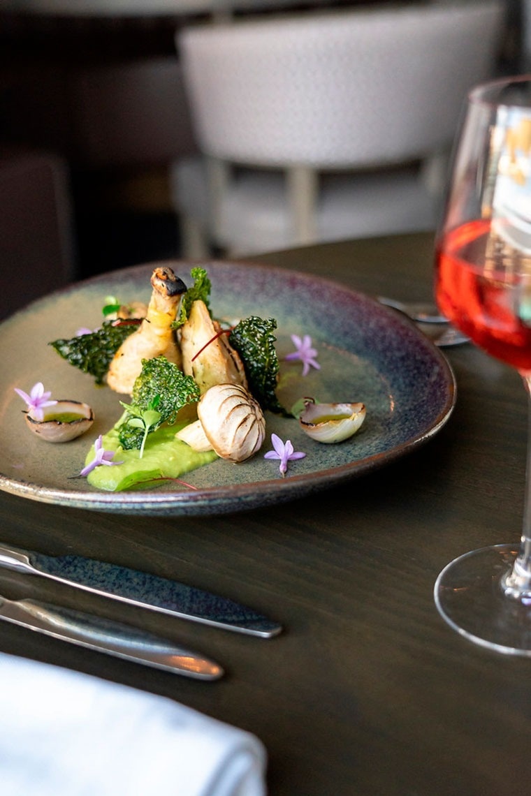 Prato gourmet no Monchique Resort & SPA by Flagworld Hotels | Website oficial, com vegetais e flores comestíveis.