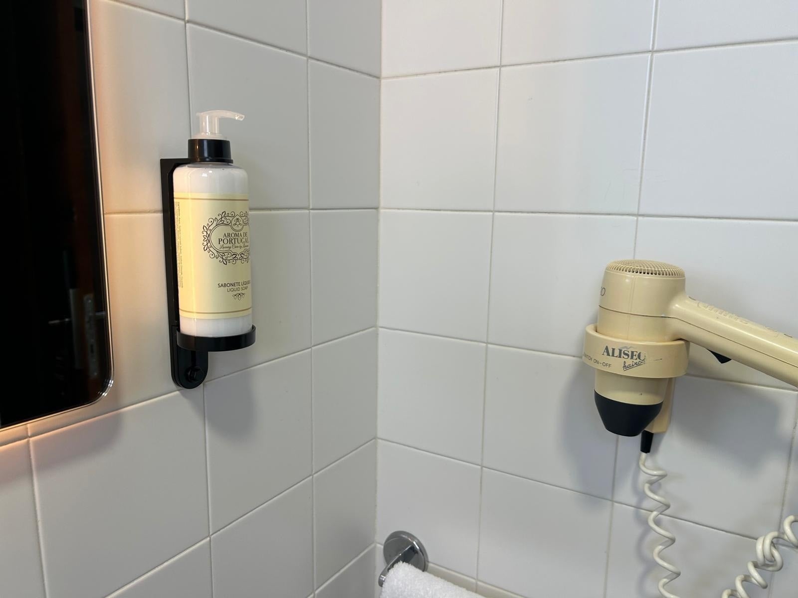 Dispensador de jabón y secador de pelo en el baño del Flag Hotel Campo Maior.