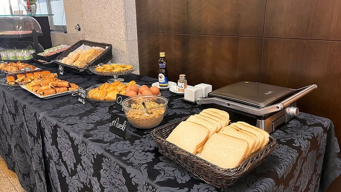 Enjoy a delicious breakfast buffet at Flag Hotel Barcelos, with fresh pastries, bread, and muesli.