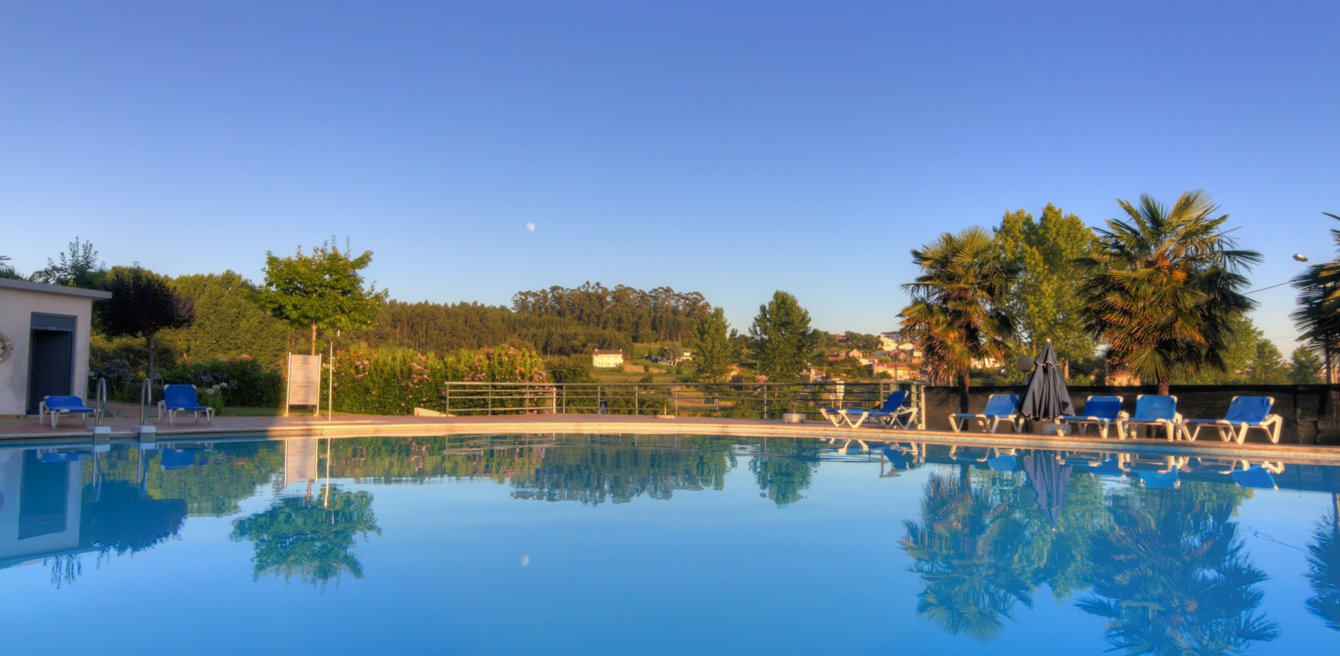 uma grande piscina em frente a um grande prédio
