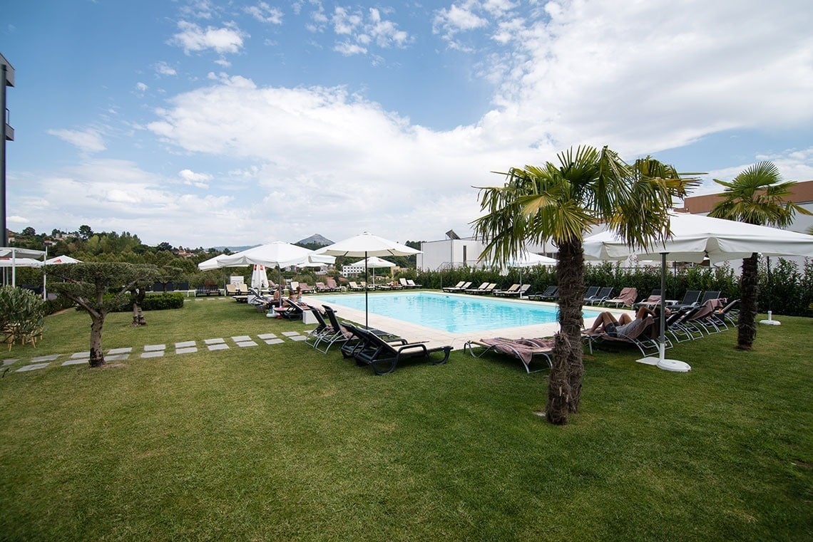 Lam Hotel Celorico de Basto | Official website: Relax by the pool on a sunny day.