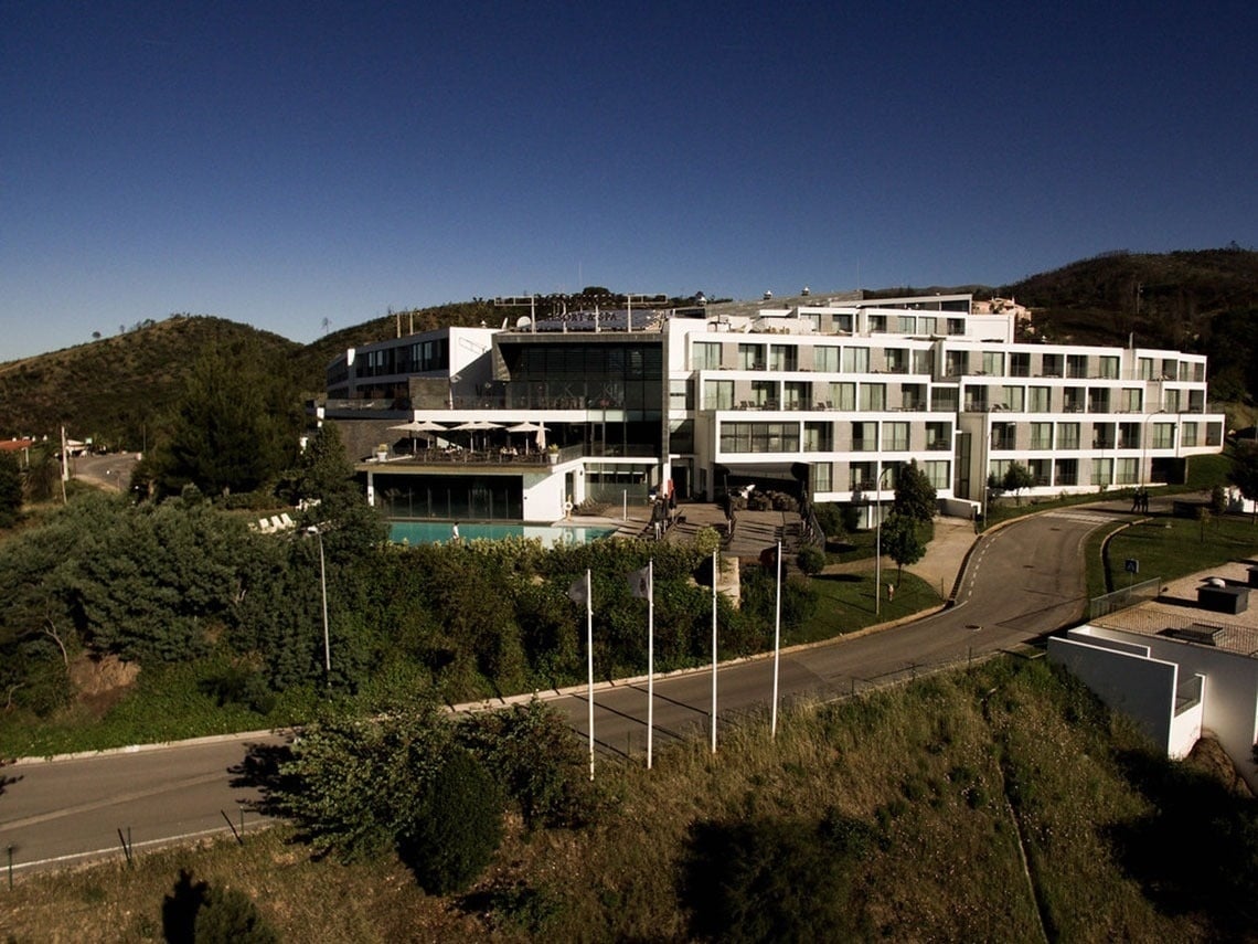 Monchique Resort & SPA: vista externa moderna com piscina e paisagem natural.