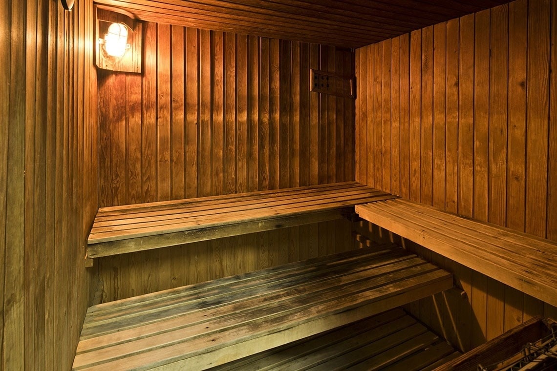 Sauna de madera en Lam Hotel Estarreja, ideal para relajarse.