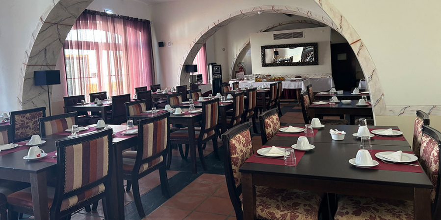uma sala de jantar com mesas e cadeiras de madeira