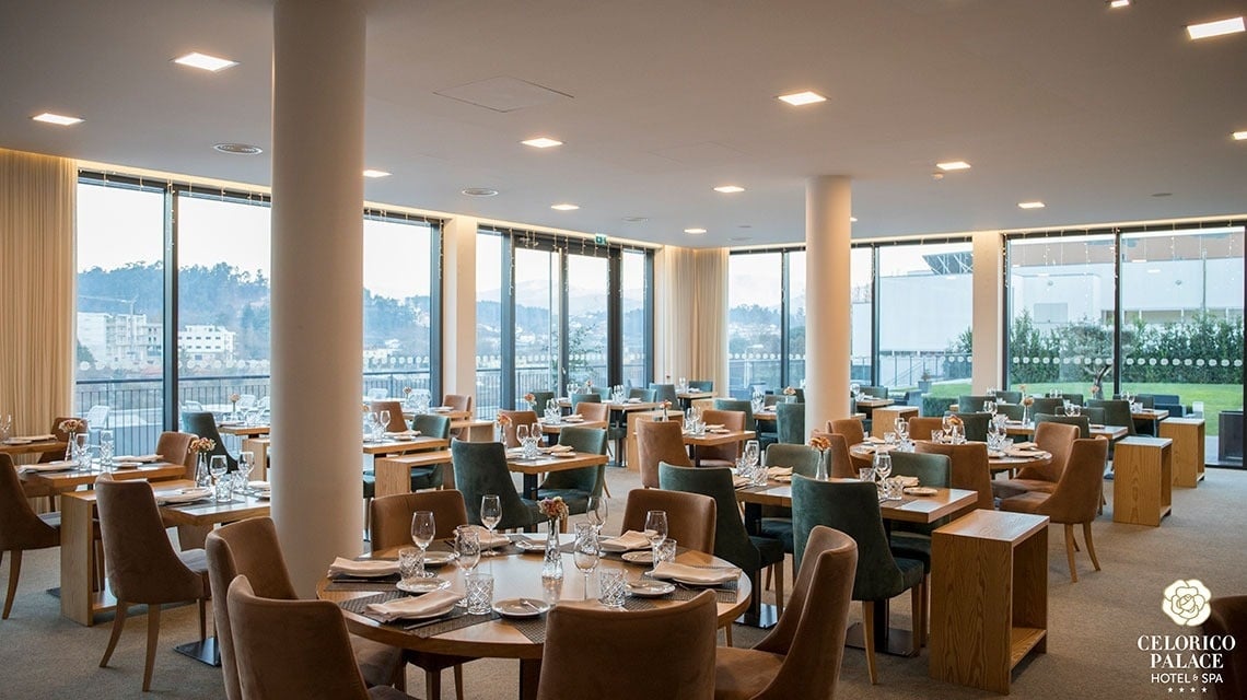 Elegant restaurant at Lam Hotel Celorico de Basto, with beautiful views and well-set tables.