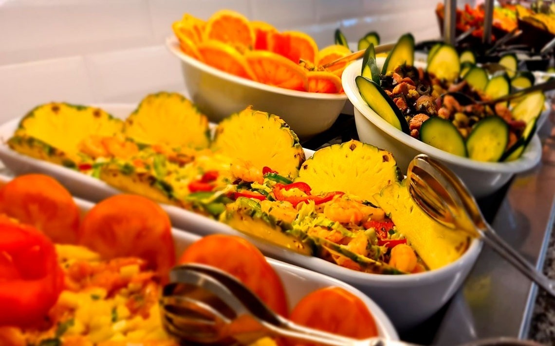 Buffet fresco com frutas, vegetais e frutos do mar no Monchique Resort & SPA.