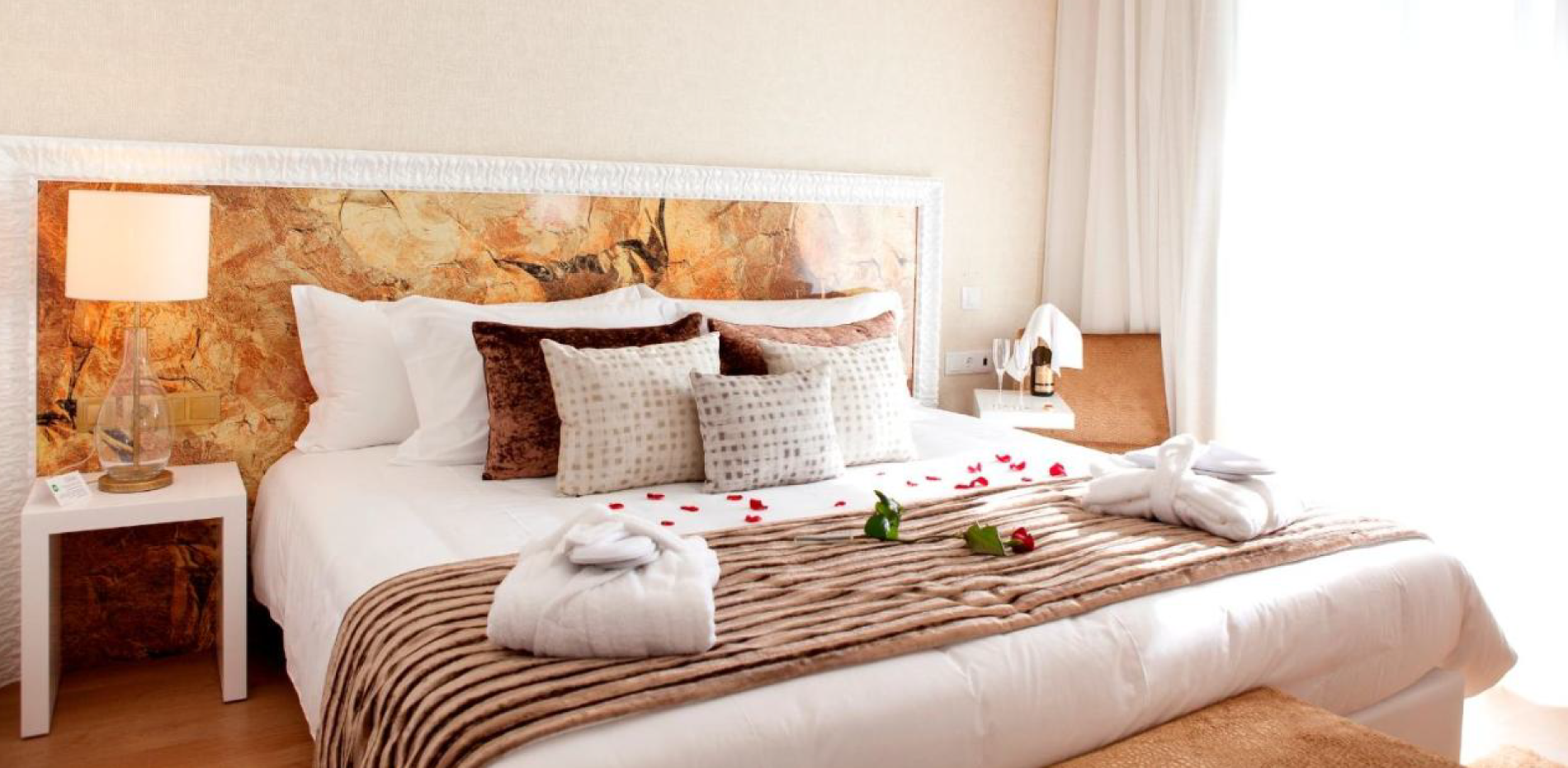una habitación de hotel con una cama y una lámpara