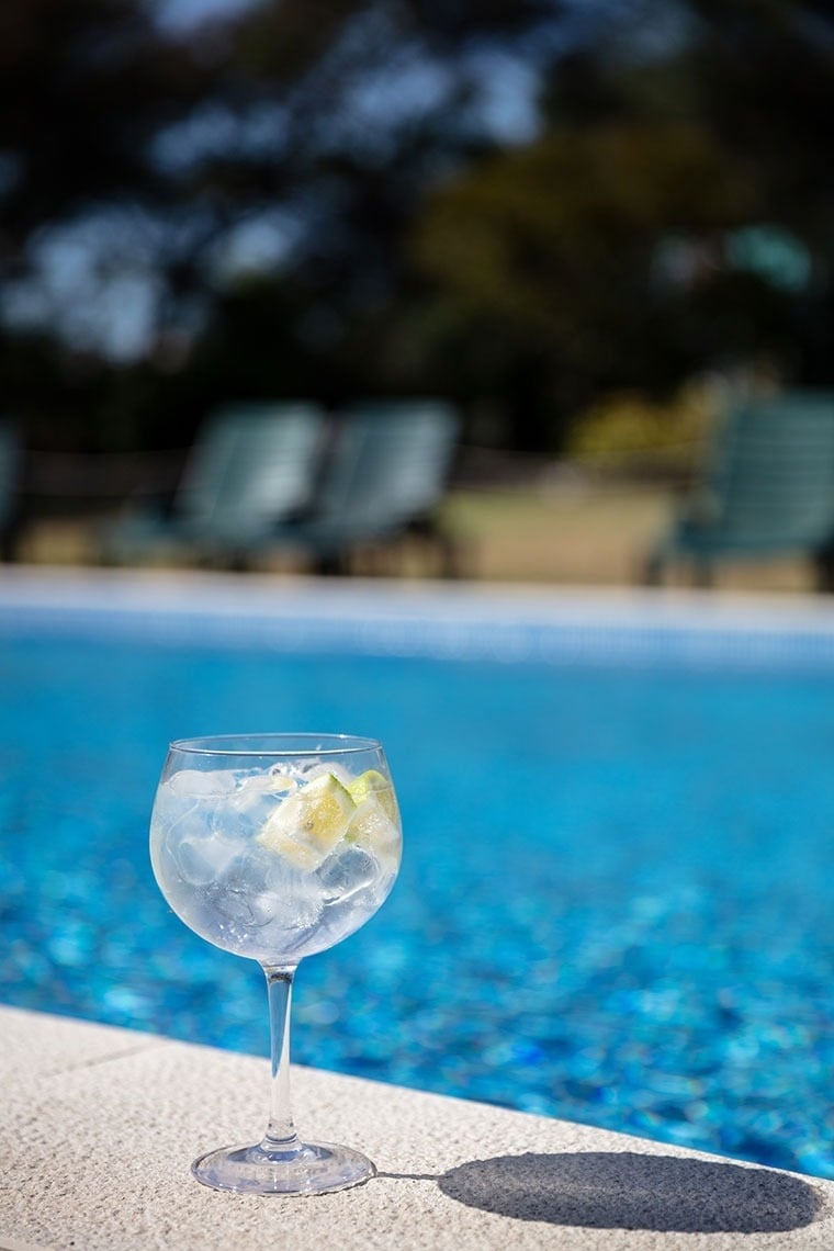 Campanile Setúbal: Gin tônica refrescante com limão à beira da piscina.