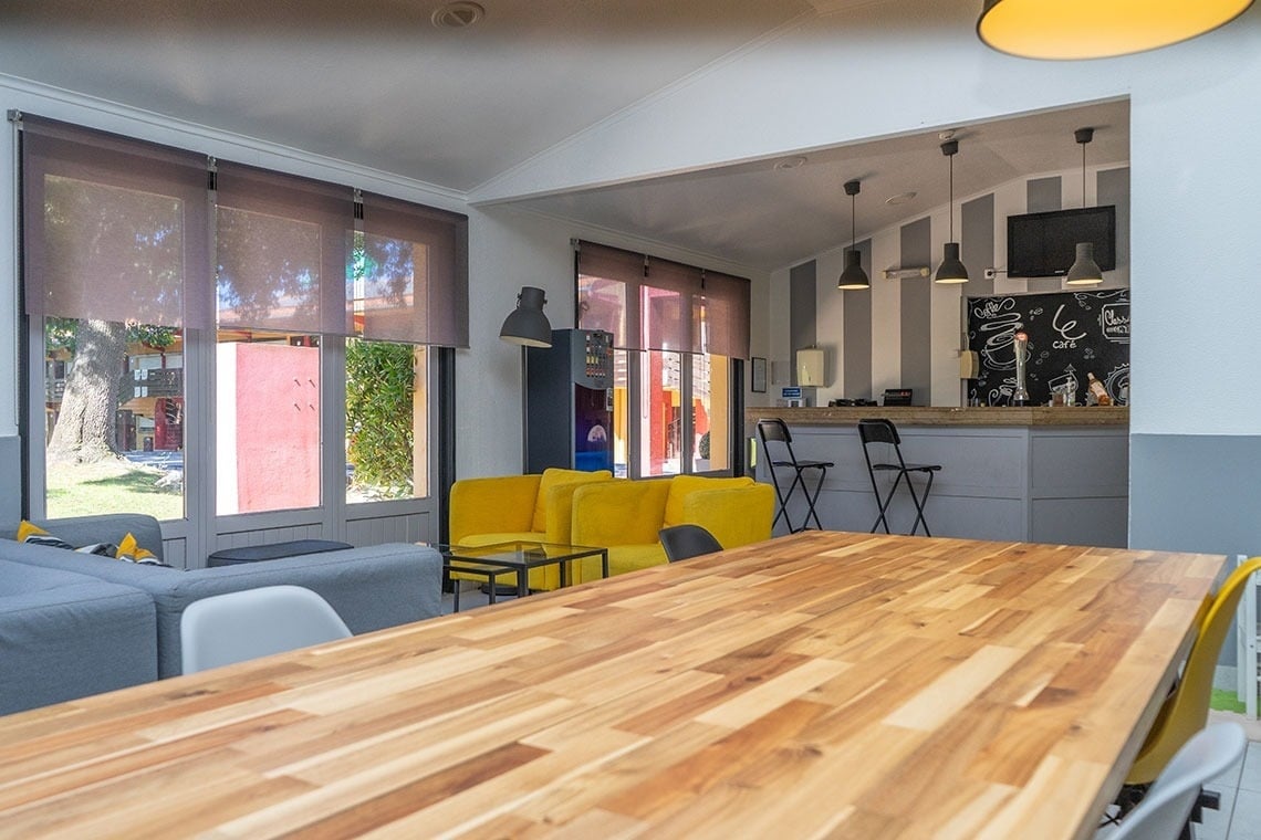 Sala de estar aconchegante no Campanile Setúbal, com assentos modernos e área de bar.