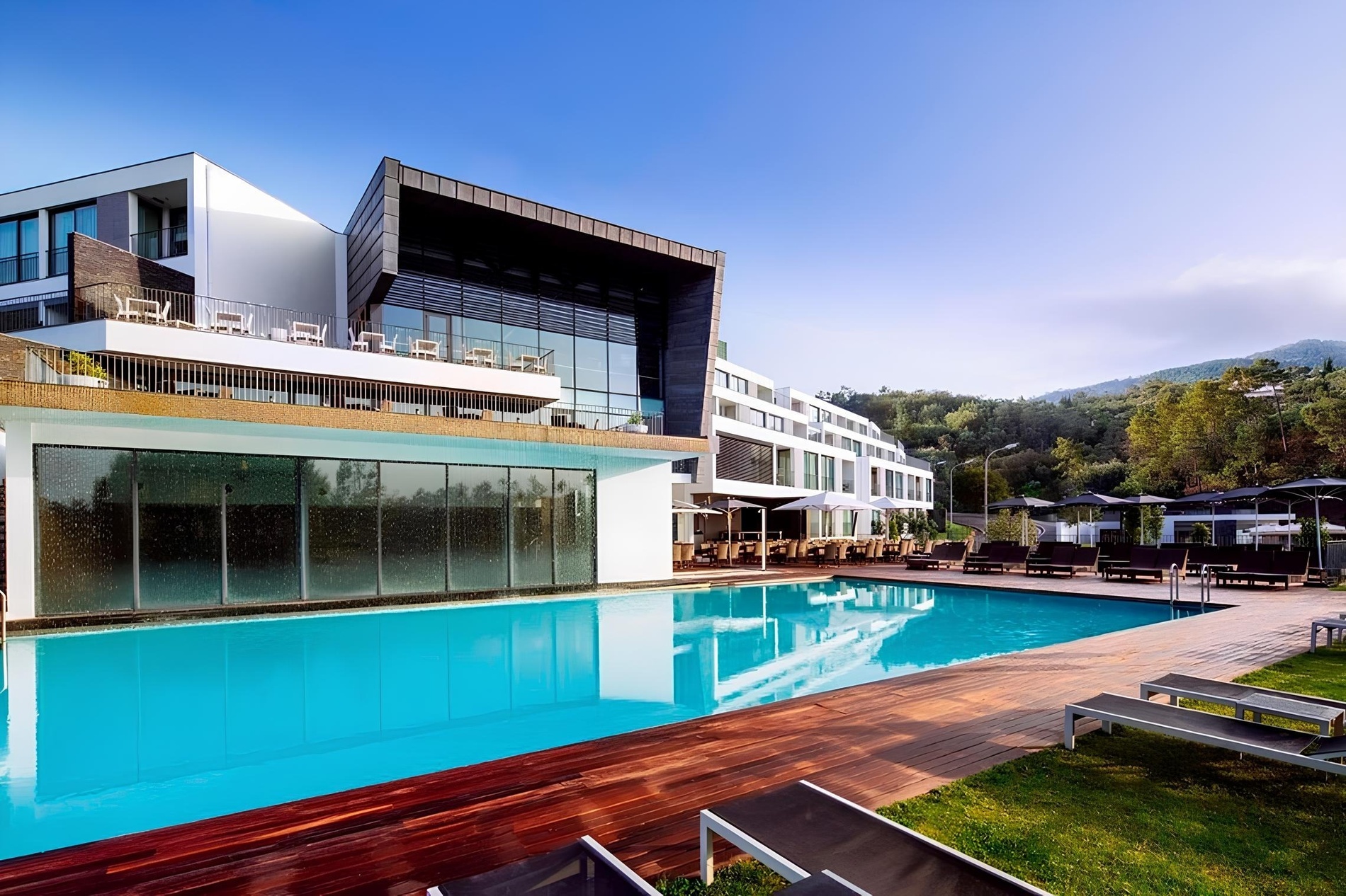uma grande piscina em frente a um grande prédio